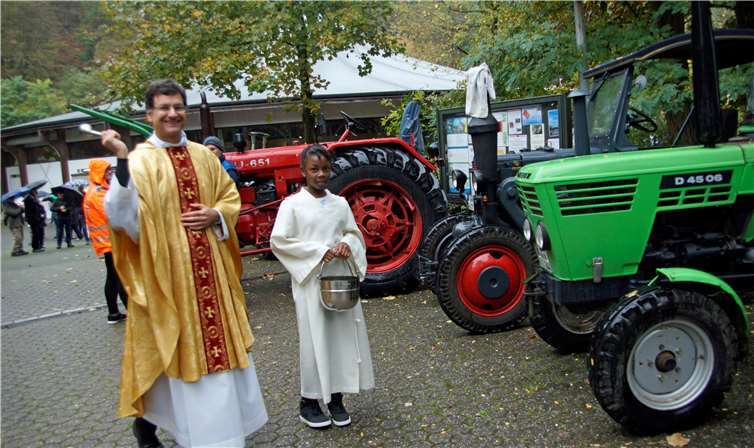 In bester Laune segnete Pater Herter die Fahrzeuge.