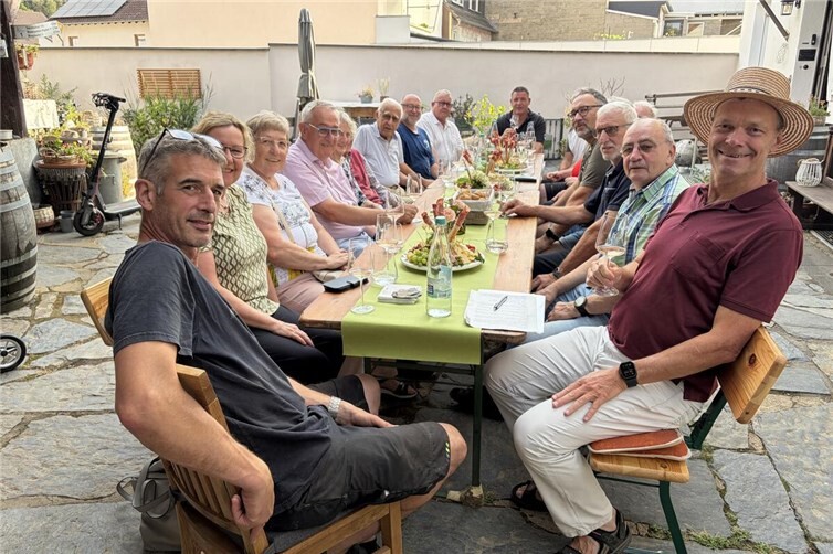 In bester Stimmung: Weinschwestern und -brüder zu Gast im Weingut Bier