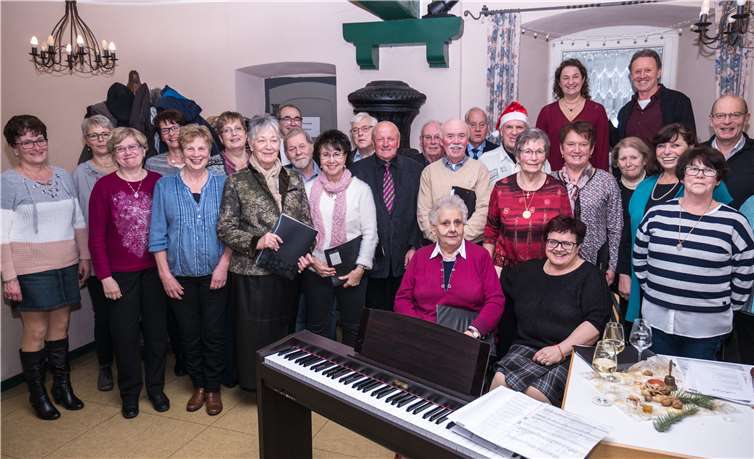 In bester Stimmung genossen die Mitglieder des Kirchenchors ihre Vor-Weihnachtsfeier.privat