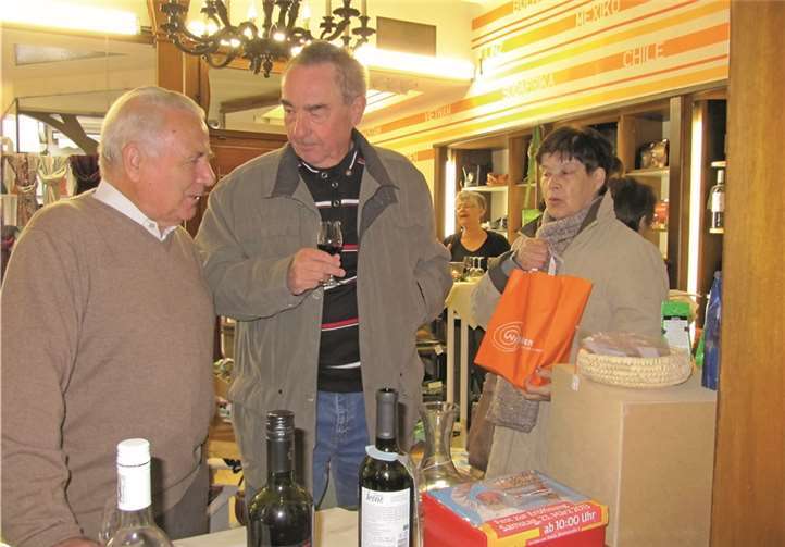 In bewährter Art und Weise stellte Winzer Erich Thür das internationale Weinangebot des Weltladens vor.privat