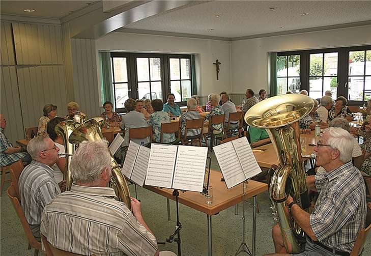In bewährter Manier erfreuten die Musiker, Erich Melcher, Lubens Meurer, Peter Hässler und Alexandra Dierschke, die Besucher mit flotten Melodien, aber auch mit bekannten Volksliedern, die die Seniorinnen und Senioren zum Mitsingen inspirierten.RÜ