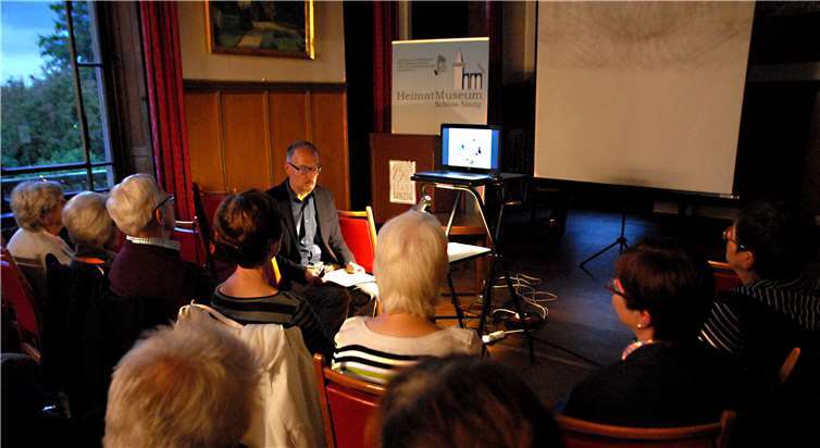 In buchstäblich kleiner Runde verfolgten die Gäste des Denkmalvereins die Ausführungen von Bernd Willscheid (vorn am Laptop.Foto: Denkmalverein
