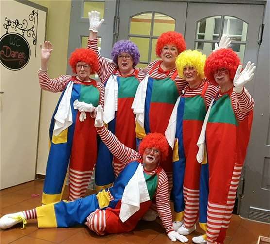 In bunten Clownskostümen trat die Gruppe „Wilde 13“ auf.