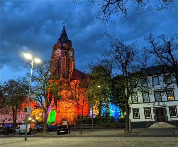 In bunten Farben strahlte die Marktkirche in der Osternacht. Foto: privat