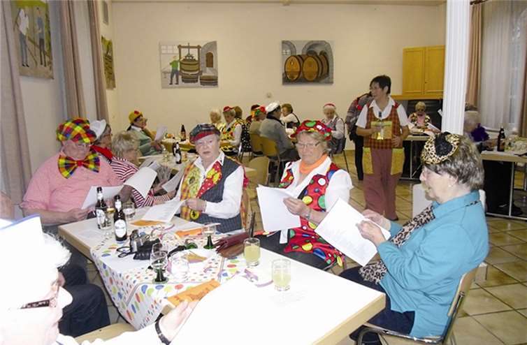 In bunten Kostümen feierte der Senioren-Club die närrischen Tage.  Privat