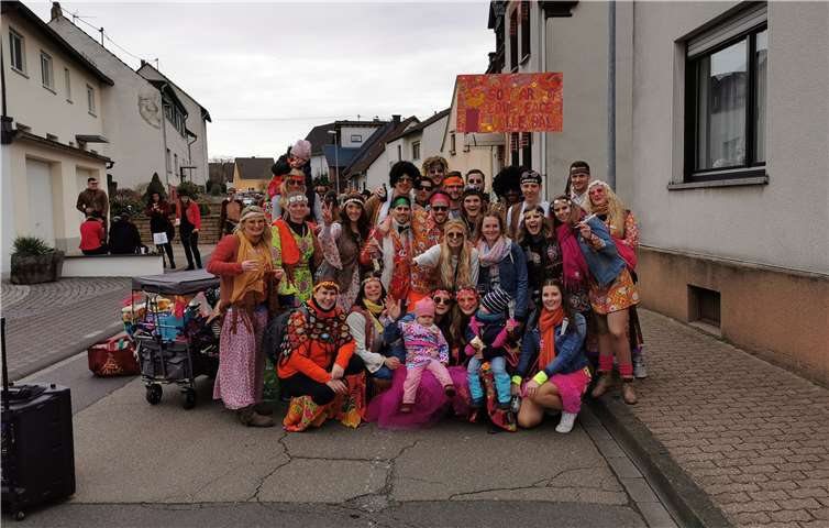 In bunten Kostümen zog die Karnevalsgruppe durch Feldkirchen.Foto: Felix Erlenbach