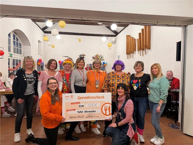 In bunter und fröhlicher Atmosphäre fand die symbolische Spendenübergabe der KFD Niederzissen statt.  Foto: : Linda Pfeiff