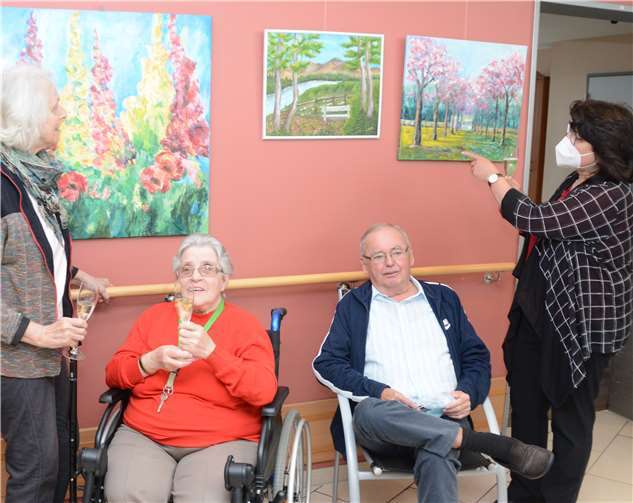 In coronaconfomer Runde erlebten die Bewohnerinnen und Bewohner eine Vernissage zum Thema Frühling.Foto: Heinrich-Haus