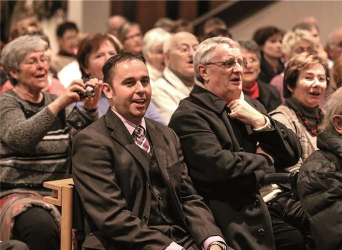 In das Weihnachtslied „Oh Du Fröhliche“ stimmten auch Jens Firmenich und Hans Peter Schössler ein.