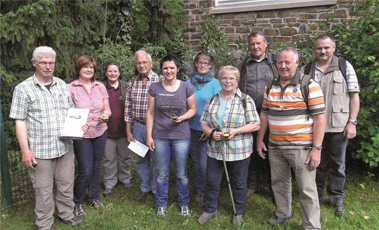 In das besonders für Jugendliche interessante Geocaching ließ sich der Vorstand des Eifelvereins Altenahr einweisen.privat