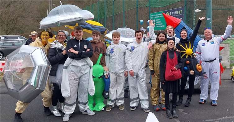 In das bunte Miteinander und die fröhliche Stimmung in Rheinbreitbach reihten sich auch die Unkeler Kanuten ein.  Fotos: KCU