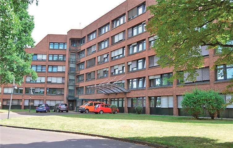 In dem Backsteinbau in der Von-Kuhl-Straße 49 ist jetzt das Landesvermessungsamt untergebracht. HEP