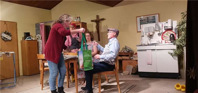 In dem Stück geht es um die zwei Schwestern Anni und Rosi und um das Thema Heiraten.  Foto: privat