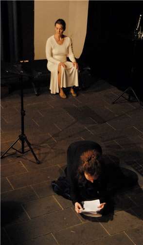 In dem Stück wird die Theorie zur Wirklichkeit. Die in Julias Textenbeschriebene Katharina Güschen nimmt in Julias Zimmer Gestalt an.