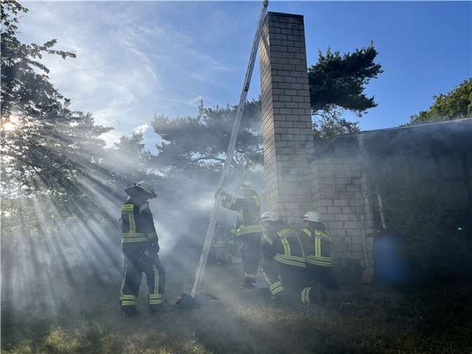 In dem Übungsszenario mussten sich die Kameraden einem Feuer mit Menschenrettung und einem Kaminbrand stellen.