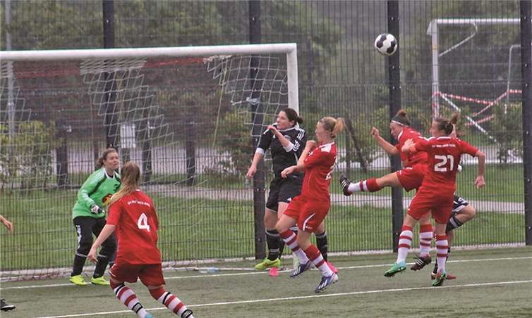 In dem ausgeglichenen Spiel setzten sowohl der SV Merl als auch Fortuna Bonn alles daran, ein Tor zu erzielen ...