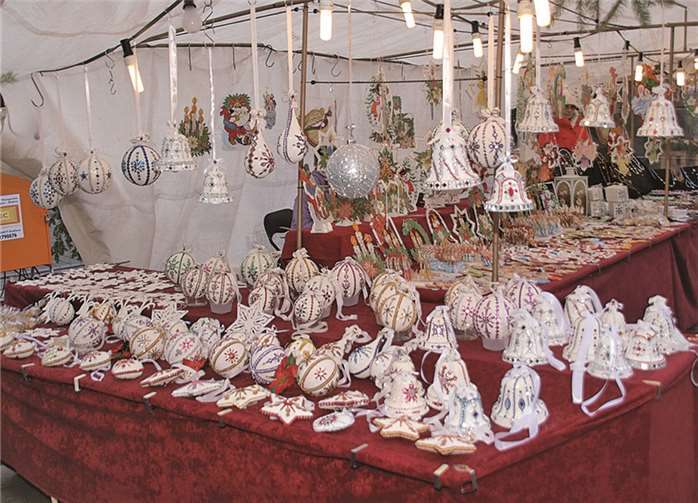 In dem bunt gemischten Angebot nahmen weihnachtliche Dekorationsartikel natürlich breiten Raum ein.