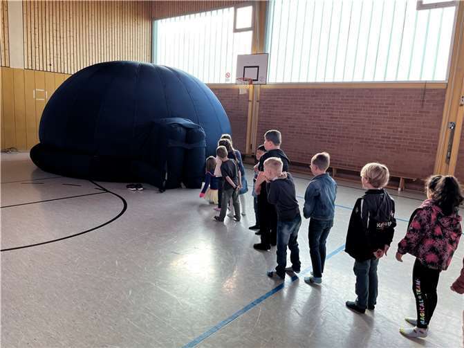 In dem dunklen Kuppelzelt wurde das Firmament projiziert.