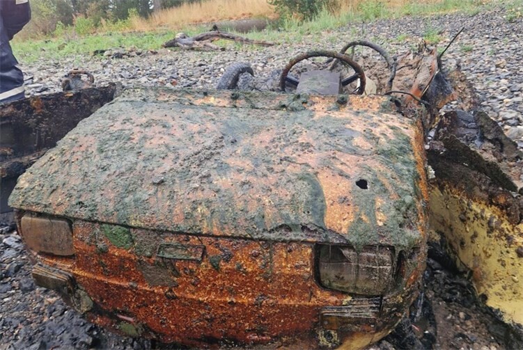 In dem geborgenen Autowrack wurden Knochen und Knochenfragmente einer unbekannten Frau gefunden.
