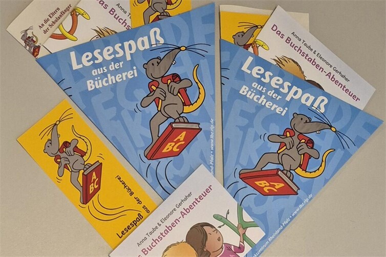 In dem lustigen kleinen Bilderbuch der Kinderbuchautorin Anna Taube und der Illustratorin Eleonore Gerhaher finden zwei Kinder Buchstaben und entdecken die Bibliothek