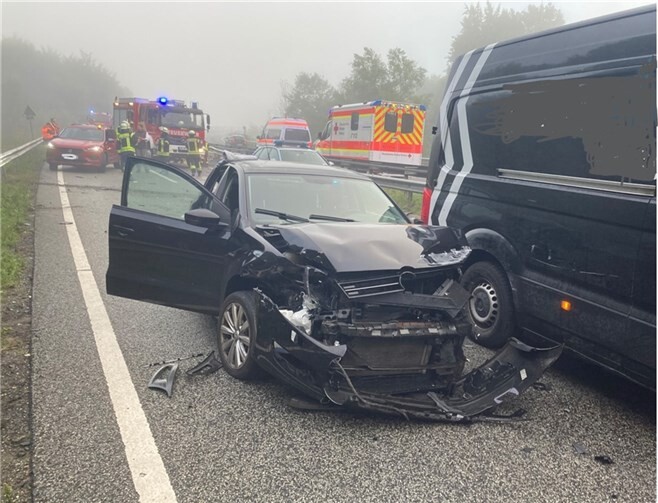 In dem schwerst betroffenen Fahrzeug war eine Person eingeklemmt. Quelle: Feuerwehr VG Rengsdorf-Waldbreitbach