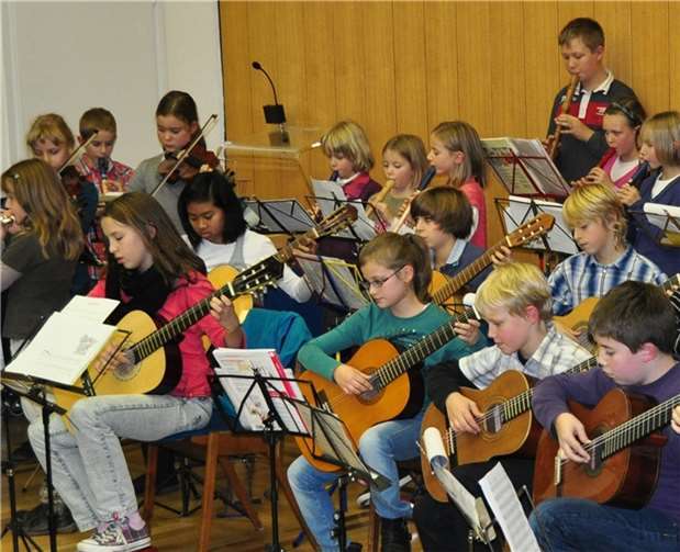 In dem unterhaltsamen und abwechslungsreichen Programm erklingen unter anderem Blockflöte, Violine, Gitarre, Klavier und Trompete.KMS