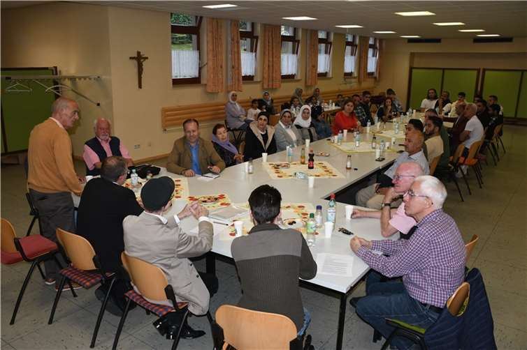 In dem voll besetzten Pfarrsaal entstand eine lebhafte Diskussion.  Foto: Youssef Hussein
