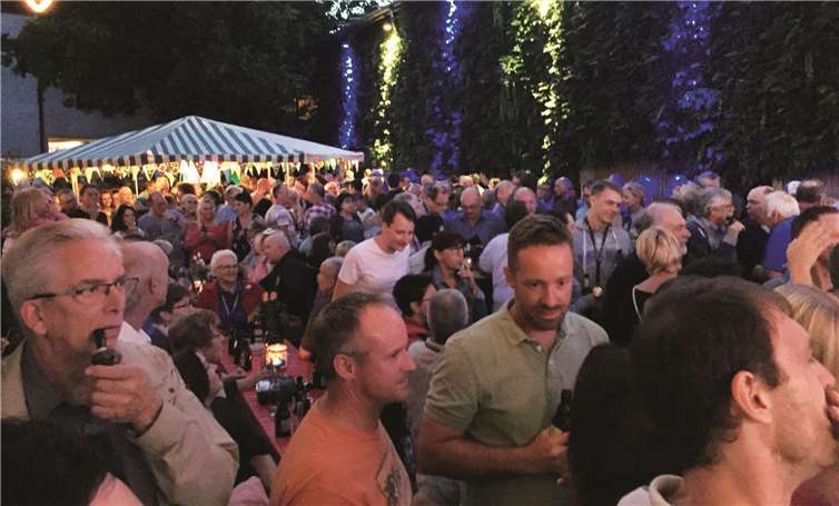 In dem von unzähligen Lichtern illuminierten Hof feierten hunderte Besucher bis in die frühen Morgenstunden.