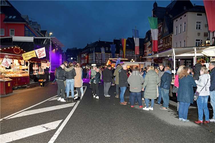 In den Abendstunden bevölkerten einige Hundert Besucher die Stände am Marktplatz.