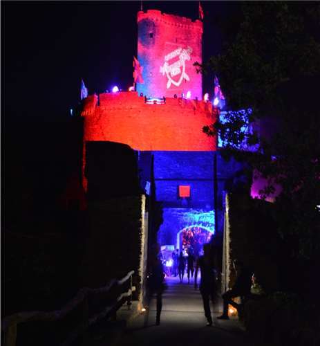 Wo die Gothic-Szene in historischen Mauern feiert In den Abendstunden lassen spektakuläre Illuminationen die Burg fast wie eine surreale Fantasie erscheinen.