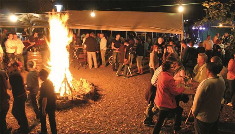 In den Abendstunden verbreitet sich die gemütliche Atmosphäre auf dem Grillplatz. privat