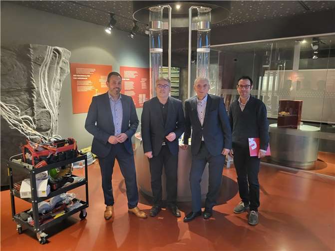 In den Ausstellungsräumen werden die letzten Arbeiten durchgeführt. Foto: WAMFO.DE