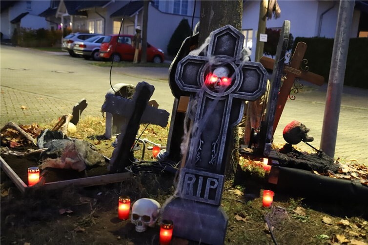 In den Baumbeeten fanden sich zahlreiche Gräber, in denen sich die Untoten bewegten.