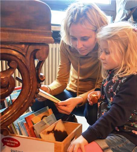 In den Bücherkisten zu stöbern, ist bei den Sonntagsterminen eine angenehme Nebenbeschäftigung. Foto: privat