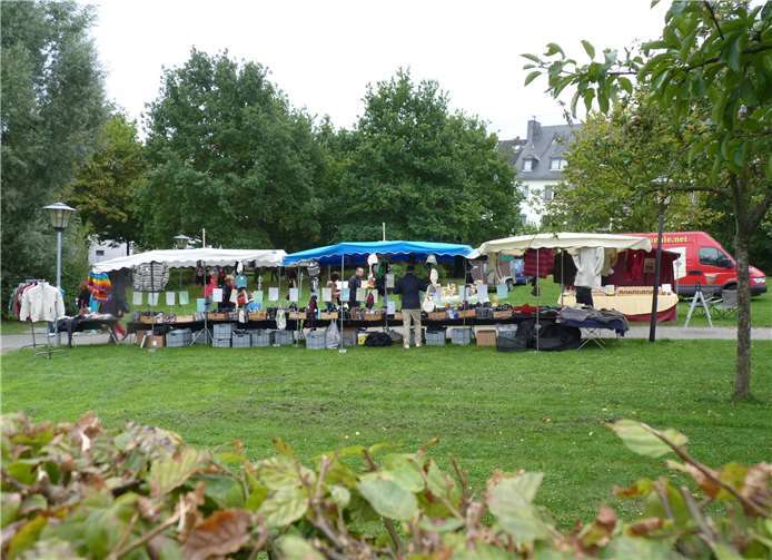In den Burggärten findet man die Stände des Bauernmarktes. Foto: Stadt Mayen