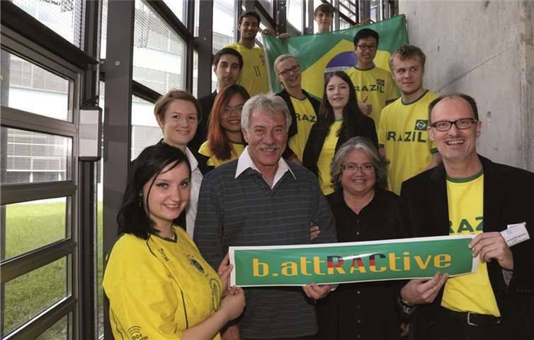 In den Farben Brasiliens begrüßten Studierende des Kurses „Business Simulations“ am vergangenen Montag Antao Moura, Professor an der brasilianischen Universität Campina Grande. Privat