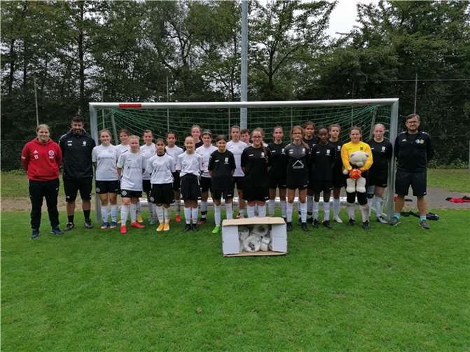 In den Farben getrennt – in der Sache vereint. Die U 15-Teams der MSG Moselbogen Lay und des SC 13 Bad Neuenahr. Foto: Guido Kölzer