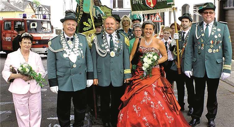 In den Festzug zum Königsball von Manfred und Paula Lorscheid im Schützenhaus, dem krönenden Abschluss des Schützenfestes der Leubsdorfer Sebastianus Schützenbruderschaft, reihte sich am Sonntagnachmittag mit Rudolf und Beate Wochnik auch das Bezirks-Schützenkönigspaar ein.