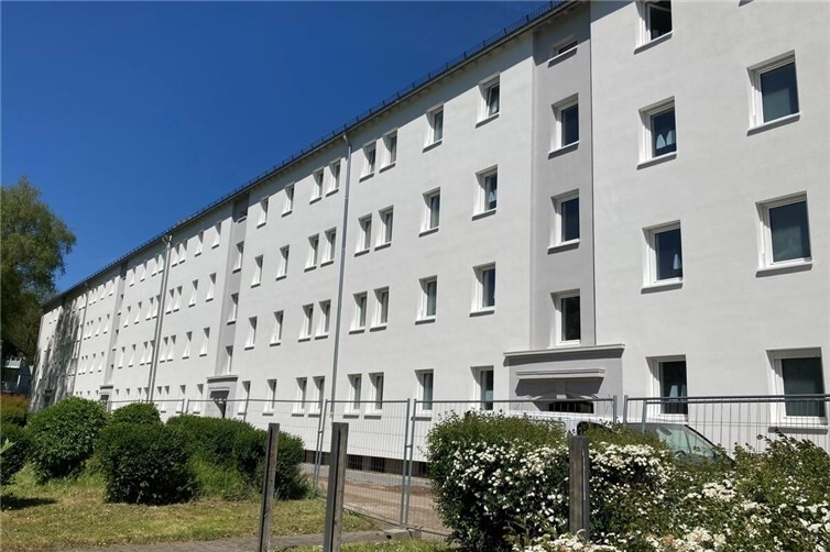 In den GSG-Häusern Langendorfer Straße 39 bis 45 wird mit der Modernisierung der Effizienzhausstandard 55 erreicht. Dies entspricht energetisch einem heutigen Neubau. Foto: Michael Stoll/GSG