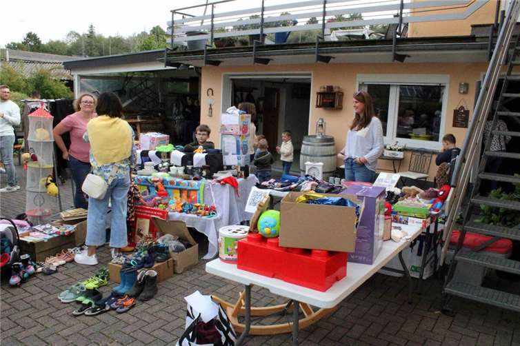 Trödeln zwischen Tropfen und Tomaten In den Gassen zwischen Schulhof und Dorfplatz wird gestöbert, gefeilscht und erzählt. Foto: privat