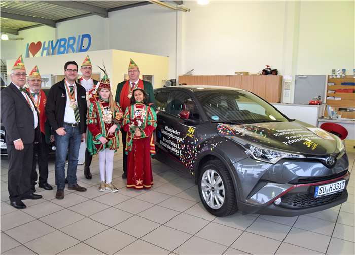 In den Geschäftsräumen von 3 H Automobile wurde das noble Gefährt feierlich übergeben (v. l.): Hans Josef Assenmacher, Heinz Nolden,Gunnar Brunke,das Kinderprinzenpaar Emma I. und Amira I. sowie Rainer Thelen. EICH