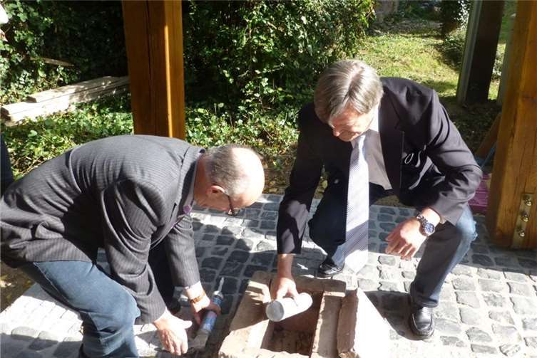 In den Grundstein ließen Stephan Birnbach (links) und Heinz-Günter Heck die Urkunden, Chroniken und Währungen ein. Foto: Kossmann