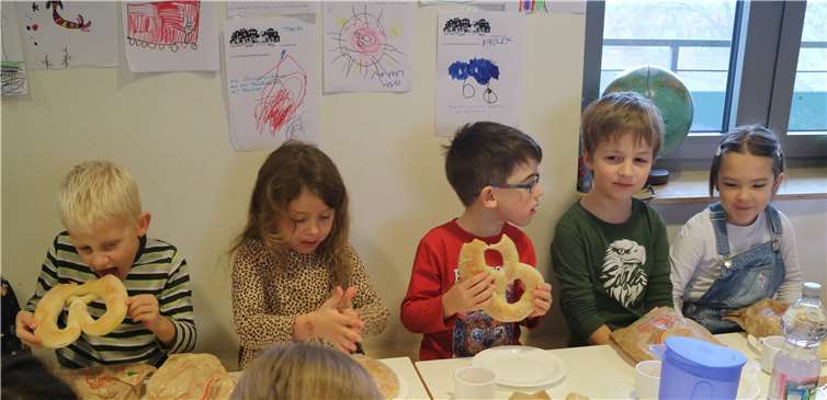 In den Gruppenräumen gab es für alle Kinder die leckere Martinsbrezel, die von der Ortsgemeinde gestiftet waren mit Kakao und anderen Getränken.