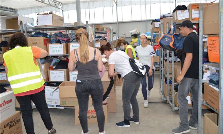 In den Hallen des Logistikzentrums werden die Spenden alles sortiert und weggeräumt.