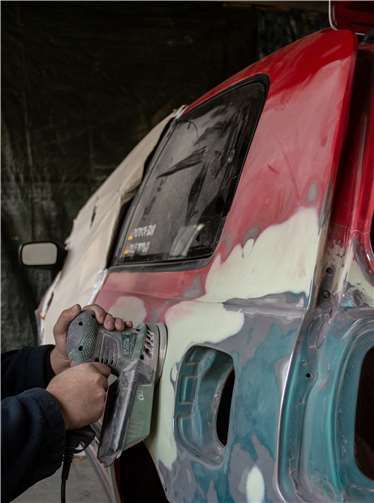 In den „Heiligen Hallen“ wurden die Schäden der abgelaufenen Saison behoben und das Fahrzeug auf die neue Saison vorbereitet. Fotos: Ben Güldner.