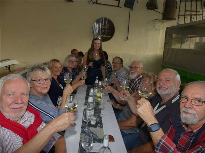 In den Höfen und Kellern der Winzer erhob die Weinmajestät gemeinsam mit den Gästen das Glas.