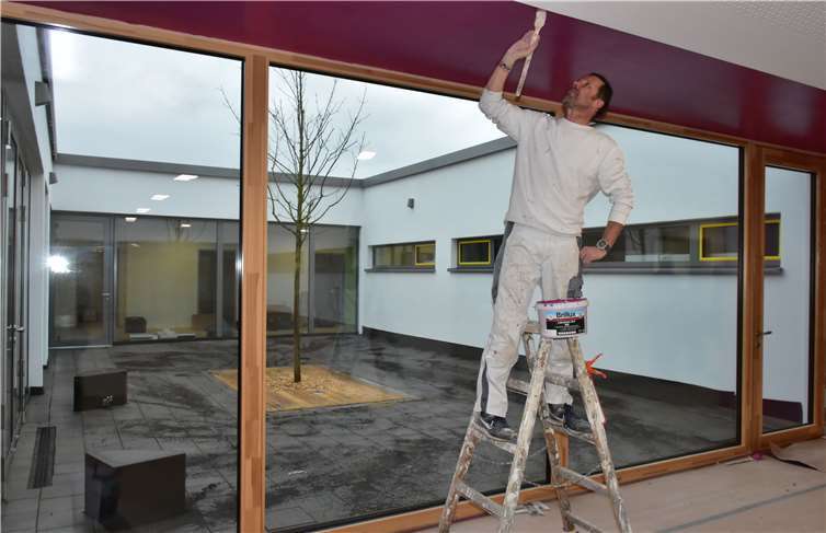 In den Kita-Räumen wird noch gearbeitet, während das Atrium mit dem Spitzahorn schon fertig ist.