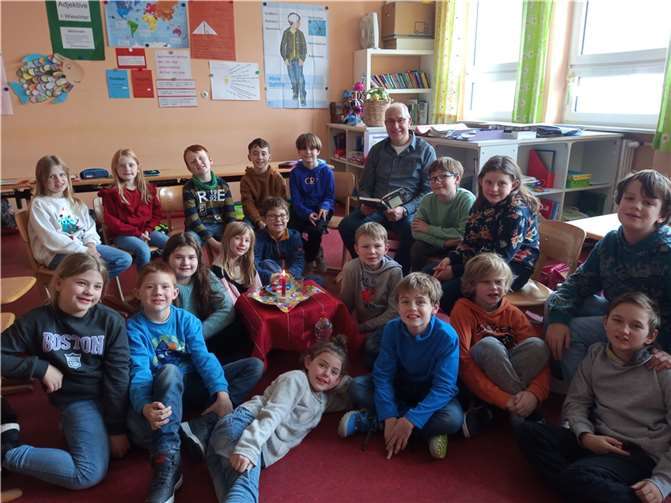 In den Klassen 1 und 2 erlebten die Kinder mit großer Freude die Abenteuer von „Petronella Apfelmus“.  Foto: GS
