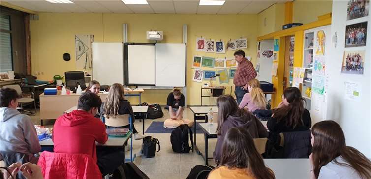 In den Klassen 8 und 9 der Realschule plus und FOS Mendig wurden Schulsanitäter ausgebildet.  Foto: privat