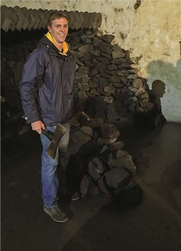 In den Niedermendiger Mühlsteinbrüchen wurden die besonderen Verfahren der Mühlsteinherstellung vorgestellt.